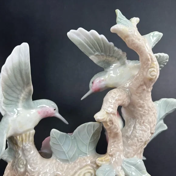 ๐SOLD๐ Vintage Fluttering HUMMINGBIRDS Ceramic Music Box Plays "Close to you" - Picture 16 of 17